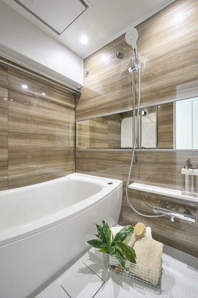 光沢感のある木目調のパネルが、より一層くつろぎと高級感を醸し出します。ゆったりとしたバスタブで毎日のお風呂時間を心ゆくまで楽しめ、リラックスタイムにぴったりです。