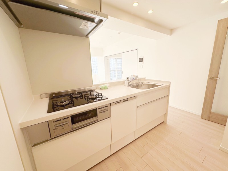 お部屋の雰囲気に溶け込む清潔感が漂うホワイトカラーのキッチンを新規交換しました。開放的なオープンタイプながらも、コンロ前は仕切りがあるので油ハネ等のお手入れもしやすいです。