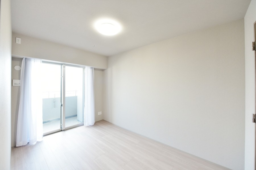 洋室1(約7.0帖)は東側のバルコニーに面し、気持ちの良い朝日が差し込むプライベートスペースです。リビングインのお部屋で、家族の気配を感じながらしっかりとプライバシーを確保できます。