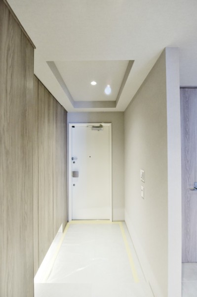 フットライトが優しく足元を照らし、家族やゲストをあたたかく迎え入れてくれる玄関です。人感センサーライトを設置していますので、手がふさがっている時やお子様のご帰宅時も安心です。