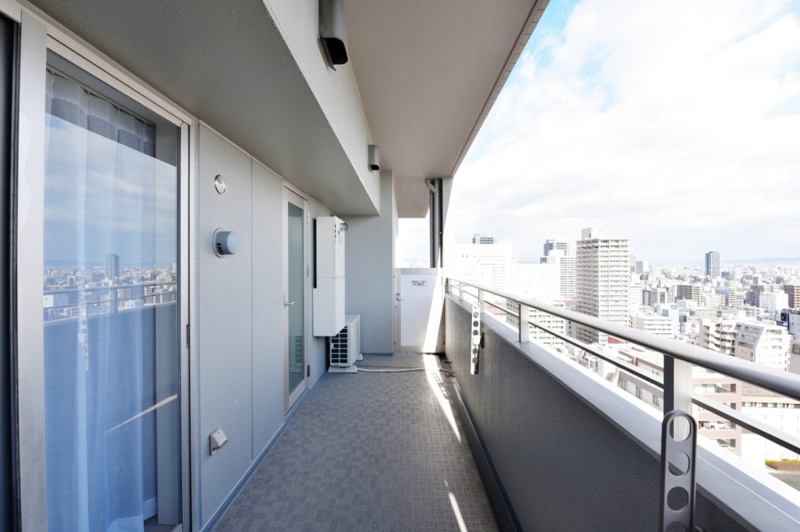 19階部分の北東角住戸で、全居室に採光が取れた間取りです。前面を遮る建物はないので、大阪市内のエネルギッシュな街と空気を感じることができます。