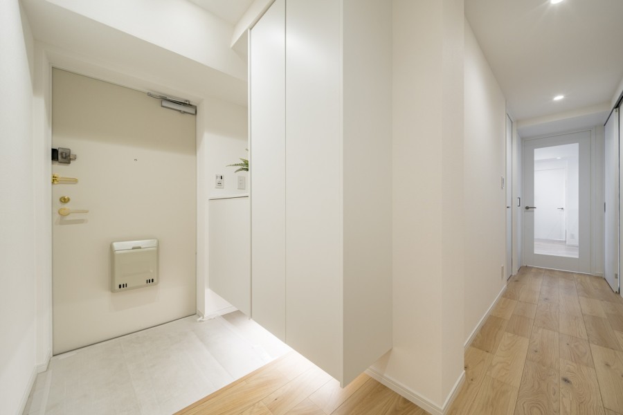 足元のフットライトが優しく迎え入れてくれる玄関です。鍵や小物をはもちろん、お気に入りのアートや季節の花などを飾れるカウンターがあり、自分らしい彩りを添えることができます。