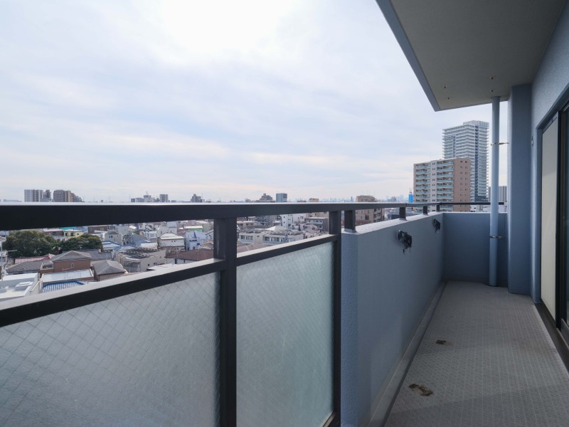 心がほっとするような心地よい風を感じ、リフレッシュにぴったりなバルコニーです。内と外の空間を緩やかに紡ぎ、豊かな採光と風の通り道を創り出します。