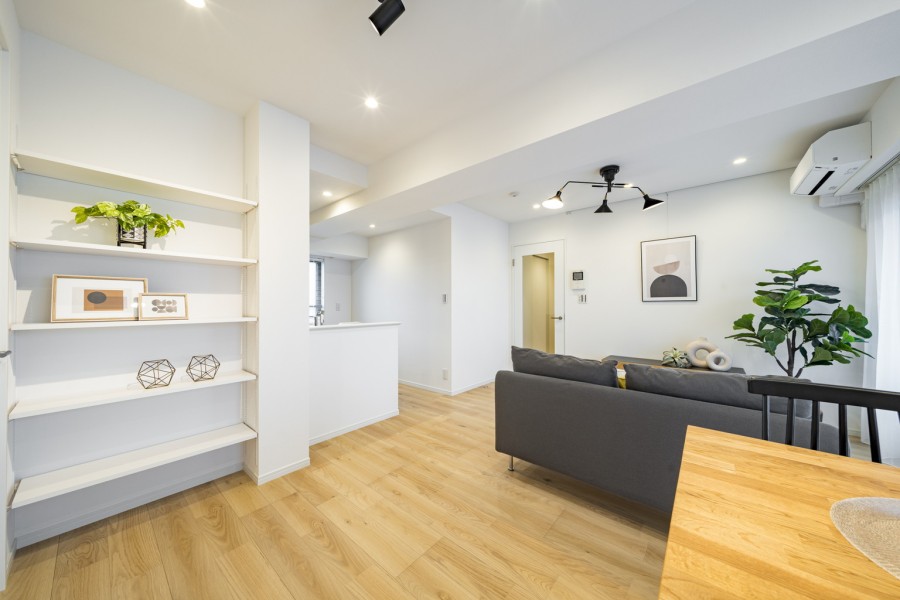 リビングの一角には、自分らしさを表現できるオープンの見せる収納を造作しました。お気に入りの雑貨や本に囲まれて、暮らしをより豊かに彩れます。