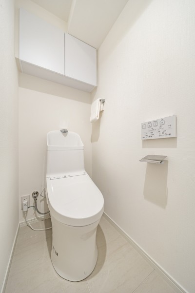 スタイリッシュに仕上げたレストルームです。優れた節水効果や汚れが付きにくい便座など、ほしかった機能が揃ったウォシュレット一体型トイレです。