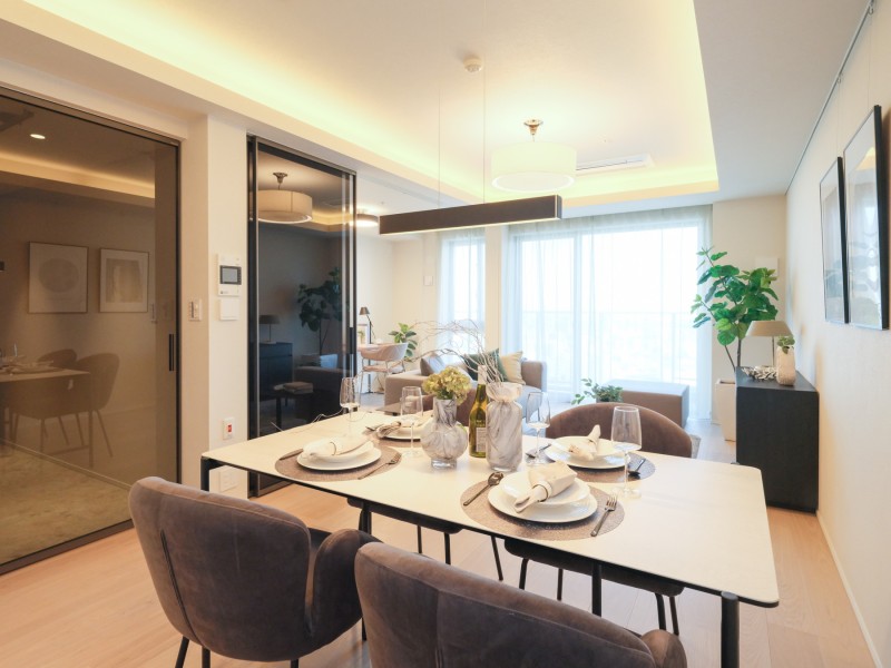 リビングには床暖房が敷設されているので、寒い季節でも足元からの冷えを気にせずにご家族やお友達と快適に団らん時間をお過ごしいただけます。