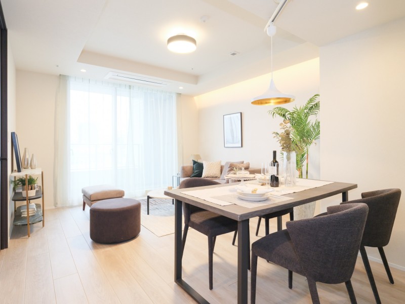 リビングダイニングには床暖房や天カセエアコンがあります。1年中快適にのびやかにお過ごしいただける住まいです。