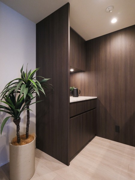 背面にはキッチンとお揃いでスタイリッシュなカップボードを備え付けました。調理家電や食器などの収納に便利です。