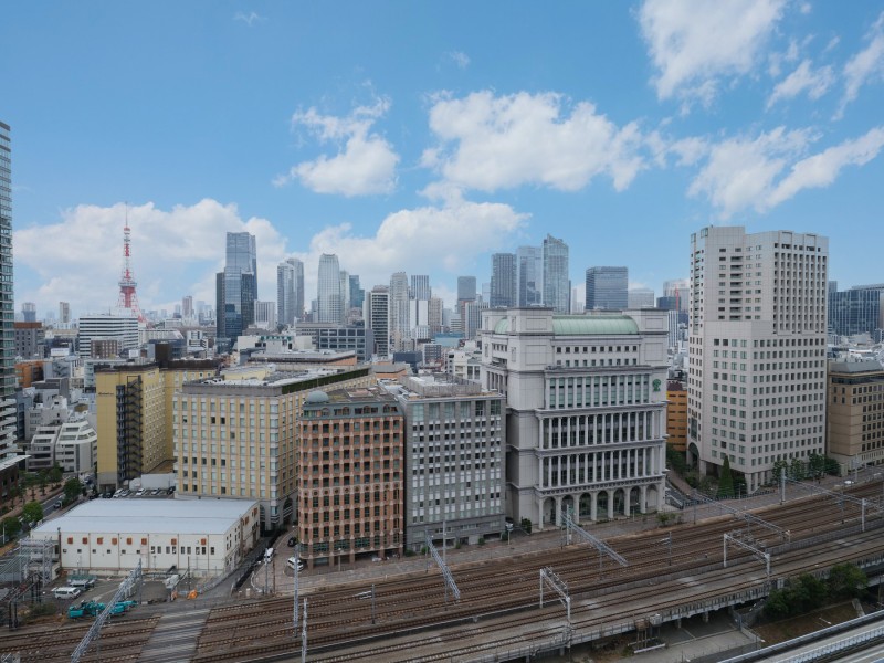 バルコニーからの眺めでは、伸びやかな空と、東京タワーと街並みの景色が広がります。都心立地でありながらも、心安らぐ穏やかさを感じることができる住まいです。