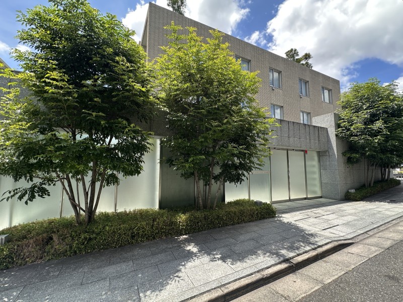 上原2丁目の高台に位置する低層レジデンスです。3路線2駅が利用でき、利便性良好です。