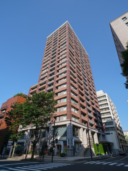 住友不動産(株)旧分譲の23階建てのタワーレジデンスです。平坦アプローチで複数路線が利用可能な立地にあります。ペット飼育可能(細則有)です。