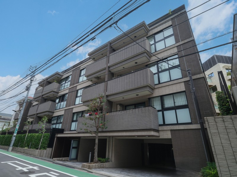 2014年築、パナホーム(株)旧分譲のマンションです。トランクルーム付き住戸(0.81m²)です。2匹までペット飼育可能(飼育細則有)です。
