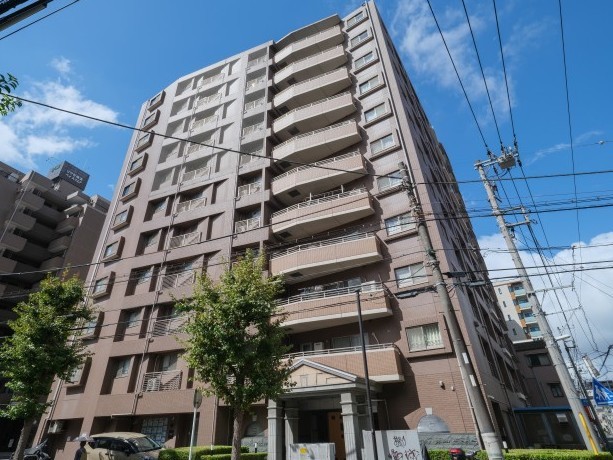 タイル貼りの11階建マンションです。『高島町』駅徒歩2分の好立地♪『横浜』駅へも徒歩圏内で、通勤からプライベートまで様々な快適、利便性、楽しみを享受できる住環境です。