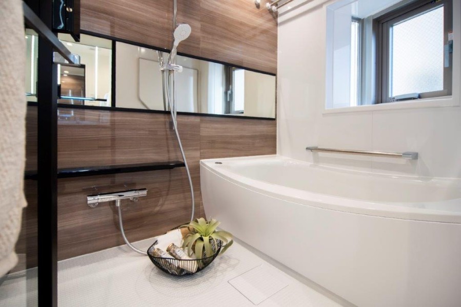 毎日のバスタイムを贅沢に、豊かにしてくれるバスルームです。窓が付いているので自然な明かりを取り込むことができ、明るく開放的な空間です。