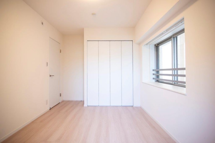 クローゼット付きの洋室1にも柔らかな光が降り注ぎます。のびやかな空間の中で、ほっと一息つけるやすらぎの時間が流れます。