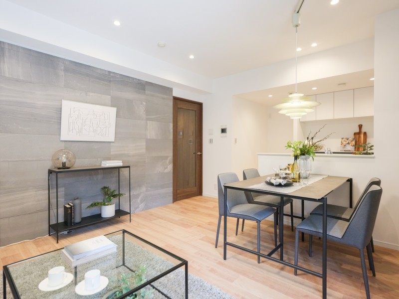 約15.2帖の広々としたリビングダイニングキッチンです。上質さを感じさせる石調タイルをアクセントに、よりリュクスで快適な暮らしを演出します。