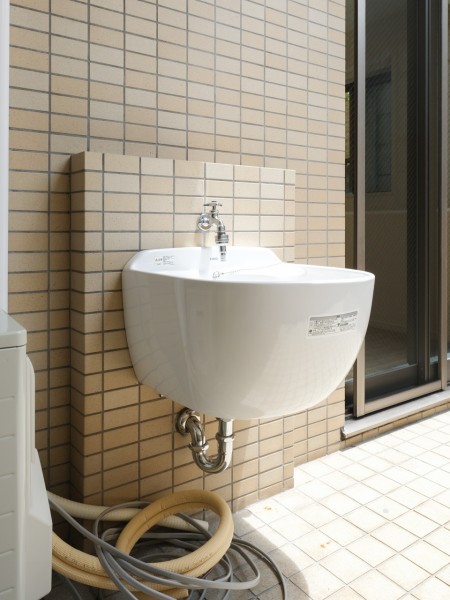 ◆スロップシンク◆ちょっとしたガーデニングを楽しみたい方も、鉢植えやプランターなどの水やりが簡単にできます。靴や雑巾といった洗い物も気兼ねなく洗えますね。