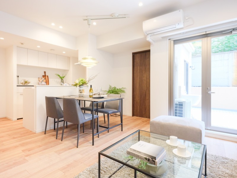 お部屋にはたっぷりの自然光が降り注ぎ、穏やかな時間が流れます。床暖房を敷設しており、通年快適な温度でお過ごしいただけます。