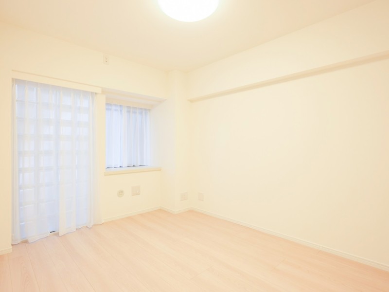 約6.0帖の洋室2です。柔らかな光が長時間続く北向きのお部屋は、勉強や読書など落ち着いて作業したいときのワークスペースにもぴったりです。