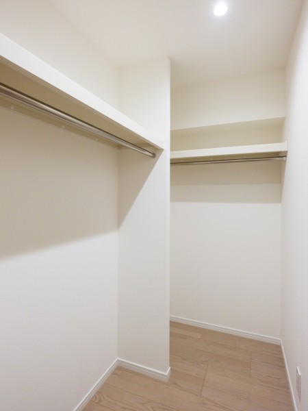 洋室1のウォークインクローゼットです。かさばりやすいアウターやオフシーズンの家電などもたっぷり収納できます♪