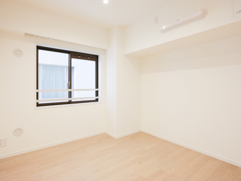 サービスルームはライフスタイルによってあらゆる用途にお使いいただける魅力的なスペースです。柔らかな陽射しが入る窓とクローゼットが備わっています。