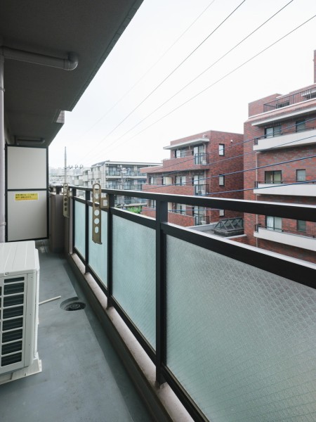 心地よい風を取り込み、空間をゆるやかに紡ぐ東南向きのバルコニーです。爽やかな風を感じられます。