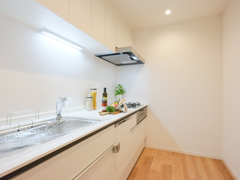 お料理に集中できる壁付けタイプのキッチンです。家事時短に便利な食洗器や三口コンロを搭載しています。