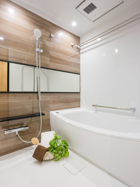 1日の疲れをゆっくり癒すことができるくつろぎバスルームです。暖房・涼風・換気・乾燥機能付きで1年中快適なバスタイムをお楽しみいただけます。