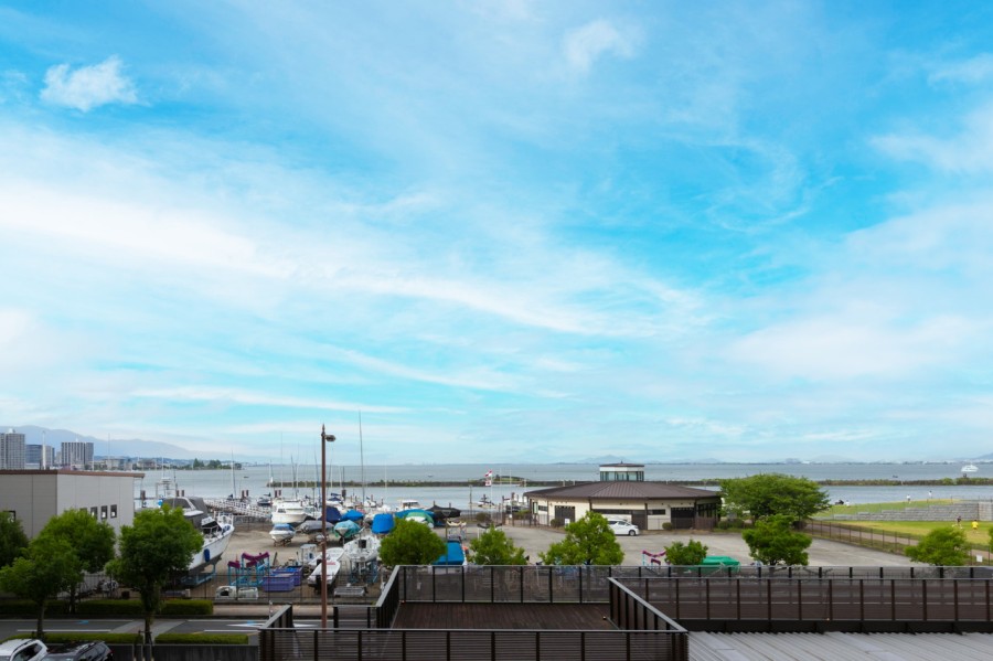 リビングやバルコニーから琵琶湖を臨む眺望があります。びわ湖花火大会を大迫力で特等席から鑑賞することができます。