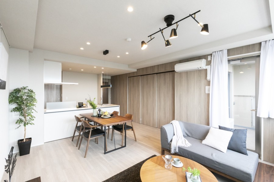 ナチュラルな優しい風合いの素材を使用し、どんな家具とも馴染みの良い内装に仕上げました。東向きで、前面に琵琶湖が広がり、びわ湖花火大会鑑賞可能です。