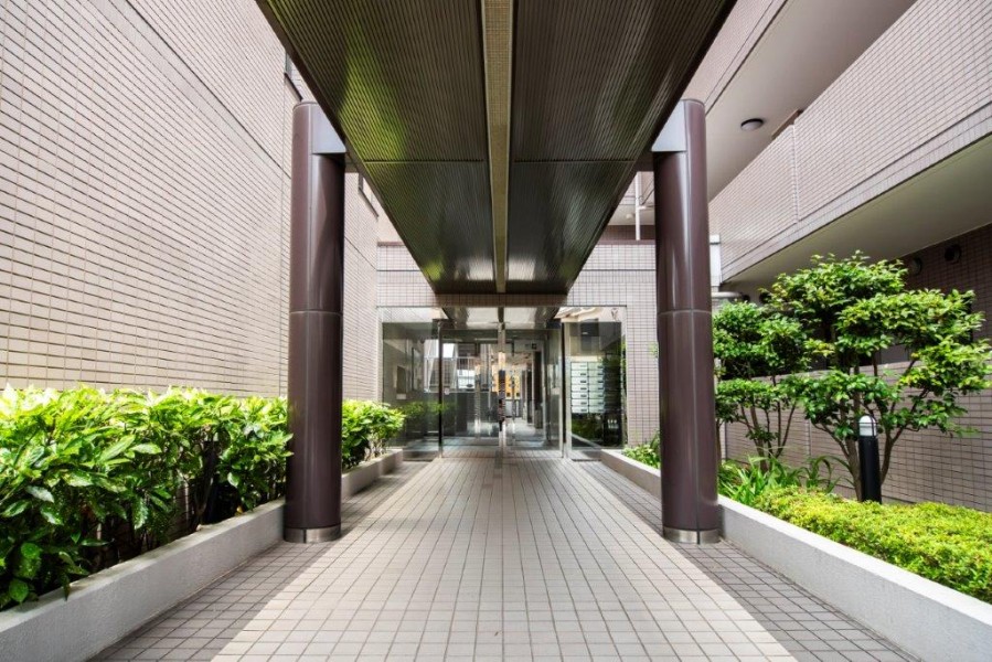 清潔に保たれたエントランスアプローチです。管理体制も整っており、共用部分も綺麗に整えられています。