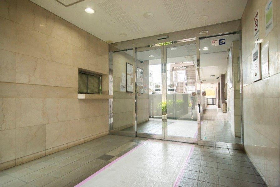 清潔に保たれたマンションエントランスロビー。オートロック付きなのでセキュリティ面も安心ですね。