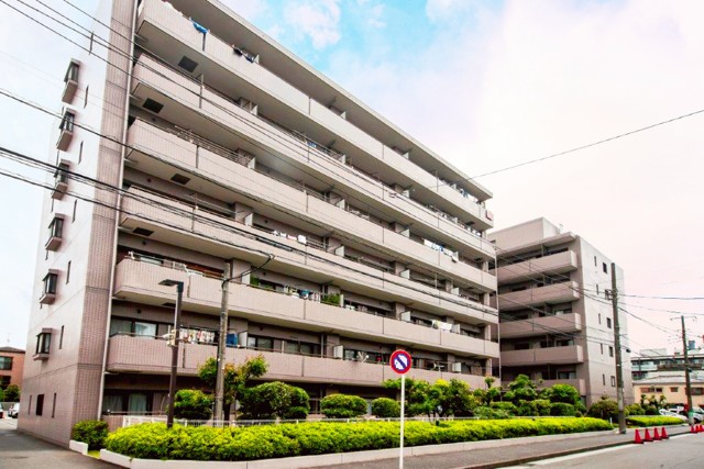 アルカサル川崎は、ラゾーナ川崎をはじめとした商業施設が建ち並ぶ『川崎』駅が生活圏のマンションです。植栽が建物を囲む落ち着いた外観です。