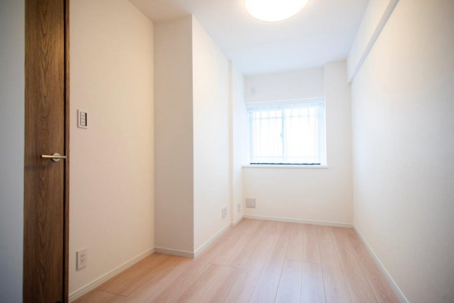 クローゼット付きの洋室2にも穏やかな光が降り注ぎます。勉強や読書など落ち着いて作業したいときにもぴったりのお部屋です。