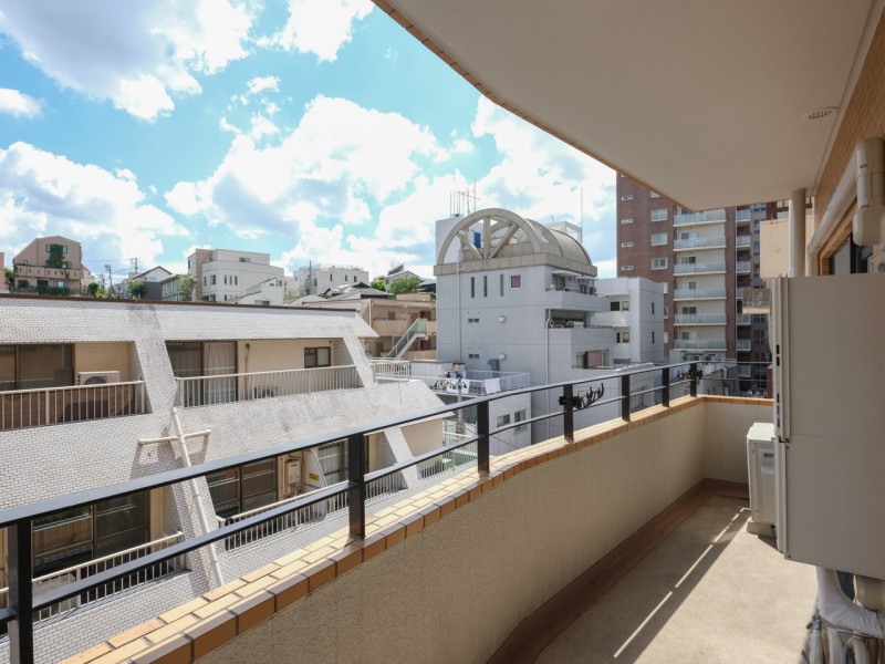 暮らしに大切な光と風を感じることができる南東向きのバルコニーです。天気の良い日には洗濯物がしっかりと乾きそうです。