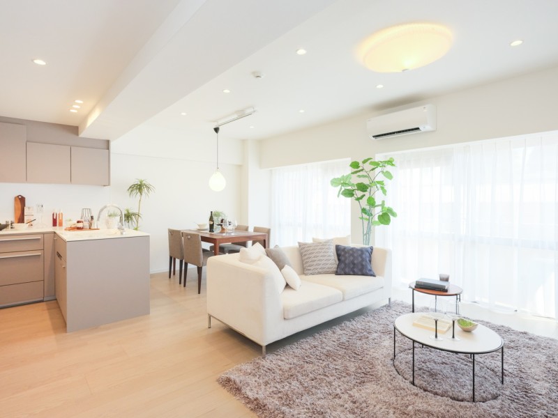 贅沢な広さのリビングダイニングキッチン(約19.7帖)ではじまる余裕のある暮らし。都心の生活から安らぎの暮らしを深めることが叶う住まいです。