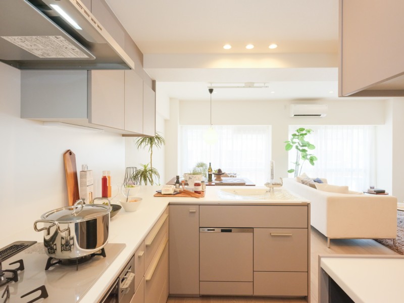 L型で調理のしやすい、トクラス製キッチンを新しく設置しました。ふたつのキャビネットがあるので作業を行えるスペースが多くできて、複数人での調理がしやすいキッチンです♪