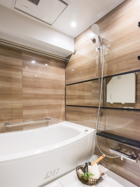 美しいカーブと全身を包み込むような入浴感が特長のクレイドル浴槽を採用しました。木目調パネルによって、より一層くつろぎの空間が演出されるバスルームです。