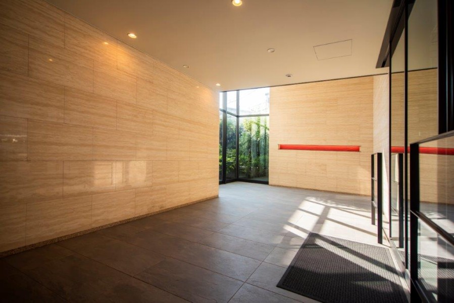 開放的な空間を感じるエントランスホールです。心地の良い安らぎに満ちた暮らしへ誘います。