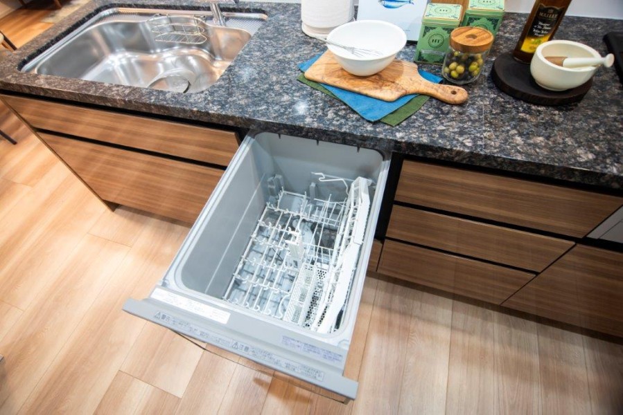 ◆食器洗浄乾燥機◆家事の時間を短縮できる優れもの。さらに節水・節約を同時に行うことができるので、大変人気があり重宝します。