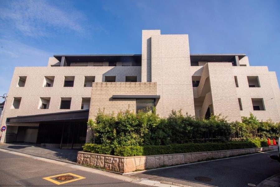 『鎌倉』駅から徒歩13分。駅から少し離れた海よりの静かな住宅街に佇むマンションです。材木座エリアは、歴史あるお寺があり、近年はスタイリッシュなお店が増えている注目のエリアとなっています。