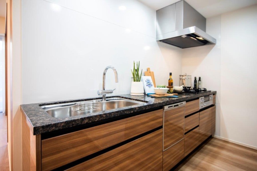 お料理に集中できる壁付けタイプのシステムキッチンです。収納スペースが豊富で、油や水はね汚れのお手入れもしやすいので綺麗なキッチンを保てます。