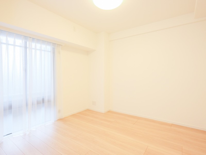 廊下からアクセスする洋室1は、過ぎゆく時間をゆっくりと感じることができるプライベート空間です。ナチュラルテイストな内装はどんな家具にも相性バッチリです。