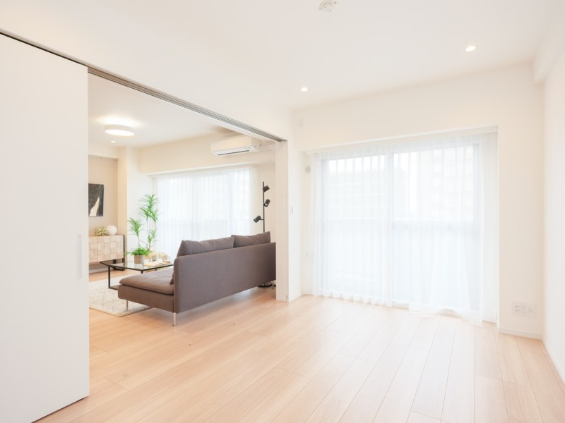 洋室2はバルコニーに接続する開放空間です。引き戸を開放し拡張リビングとして使ったり、来客時は引き戸を閉めてプライベート空間を隠したり、フレキシブルにお使いいただけます。