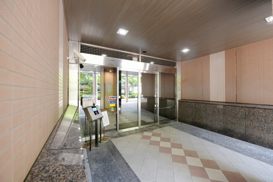 車寄せのあるエントランスで、ホテルライクな高級感があります。オートロックに宅配ボックス完備しています。西宮北口駅を代表するランドマークとなっているマンションです。