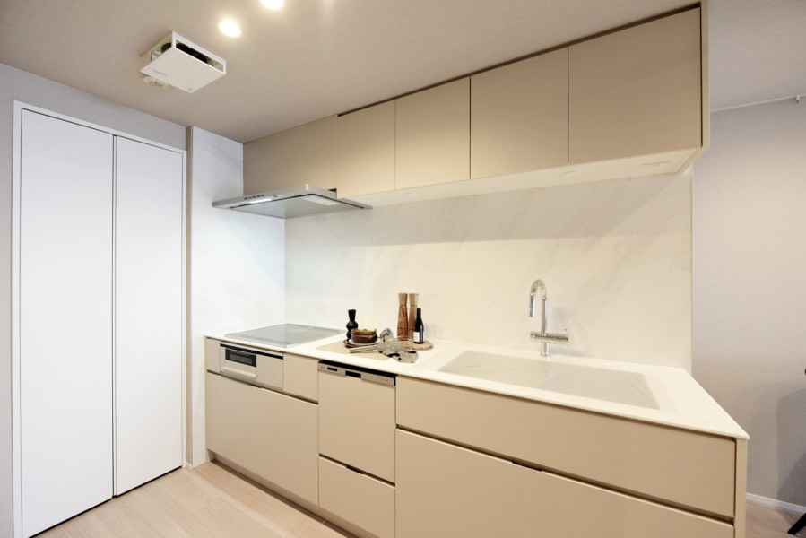 田中工藝社製のオリジナルシステムキッチンです。独立タイプのキッチンなので、スペースを広々使えます。吊戸棚を設置しておりますので、調理器具や調理家電などもたっぷり収納できます。