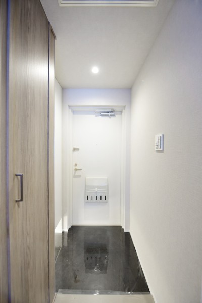 フットライトが優しく足元を照らす玄関です。人感センサーライトを設置しておりますので、遅い時間のご帰宅や手が塞がっている時にも自動点灯し、家族を温かく迎えます。