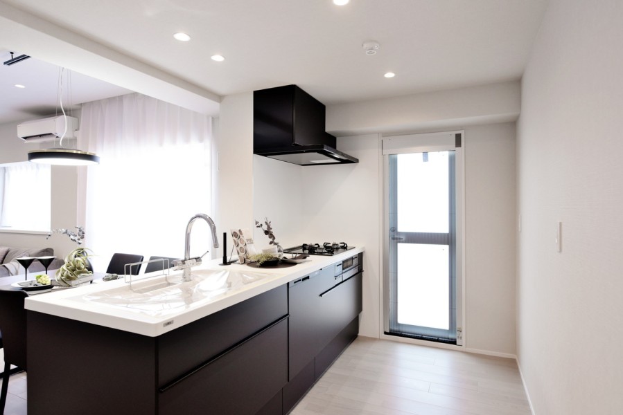 対面式のオープンキッチンで、家事をしながらでも家族とコミュニケーションをとりやすい造りです。バルコニーに出られる勝手口がありますので、家事動線も良く機能的な間取りです。