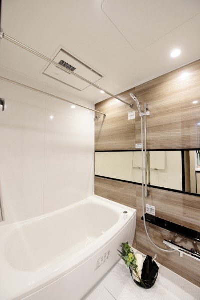 浴室は汚れがつきにくい素材を採用し、お手入れも楽々です。浴室暖房乾燥機を完備しておりますので、梅雨時の衣類の乾燥や、冬場の暖房運転など一年中快適にご使用頂けます。