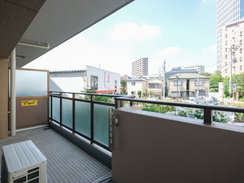 ゆとりのあるバルコニーは、心地よい風を感じるリフレッシュスペースです。リビングから居室に穏やかな採光を届けます。